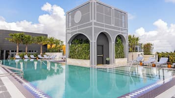 Una piscina al aire libre, cabañas de piscina gratuitas, sombrillas