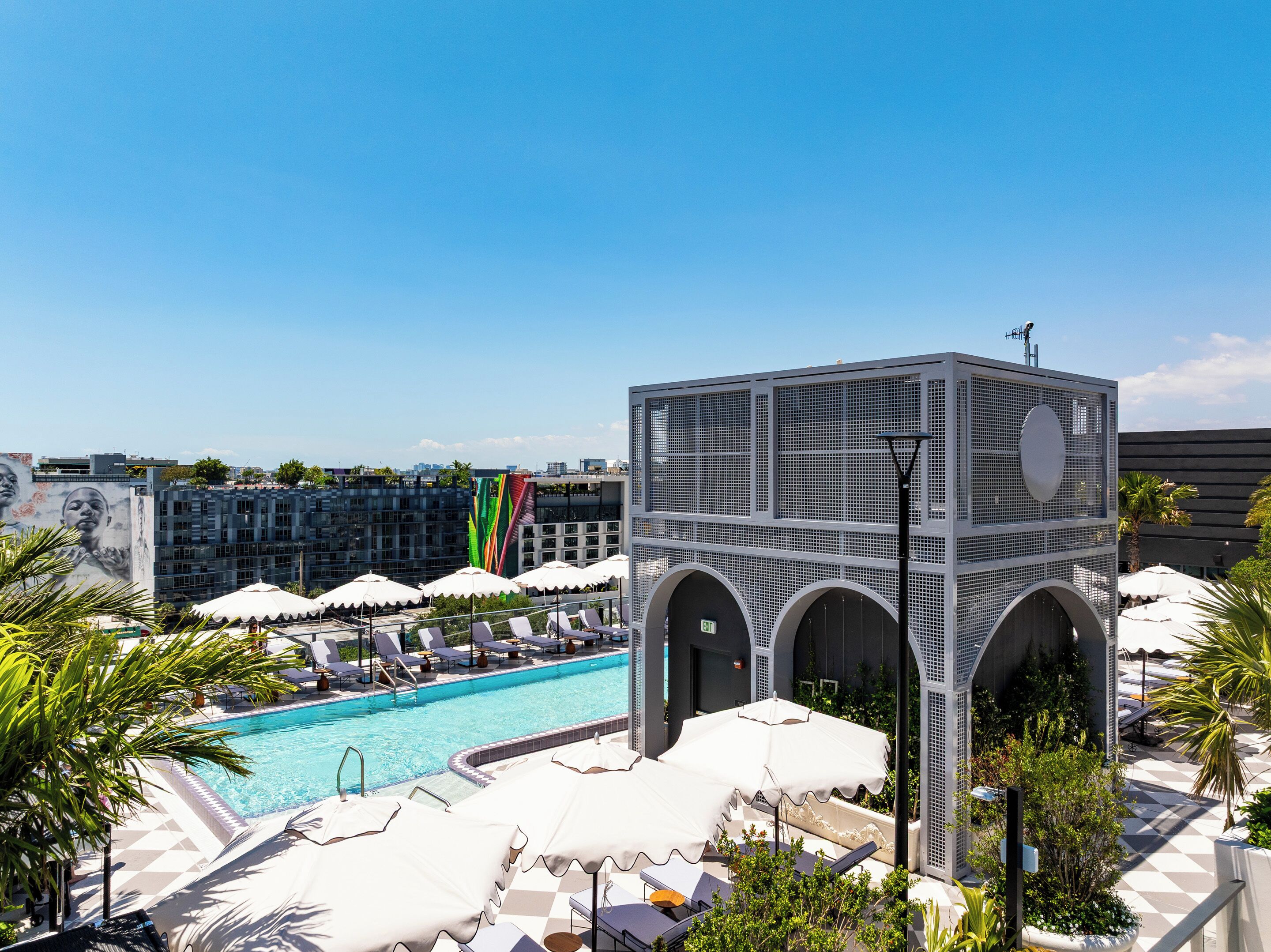 Piscina externa, funciona das 6h às 19h, barracas de cortesia