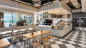 2 restaurantes; se sirven desayunos, almuerzos, cenas y brunches