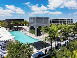 Una piscina al aire libre, cabañas de piscina gratuitas, sombrillas