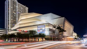 Een modern gebouw met een opvallend bord voor het Adrienne Arsht Center.