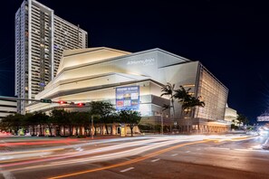 Ein modernes Gebäude mit einer auffälligen Beschilderung für das Adrienne Arsht Center.