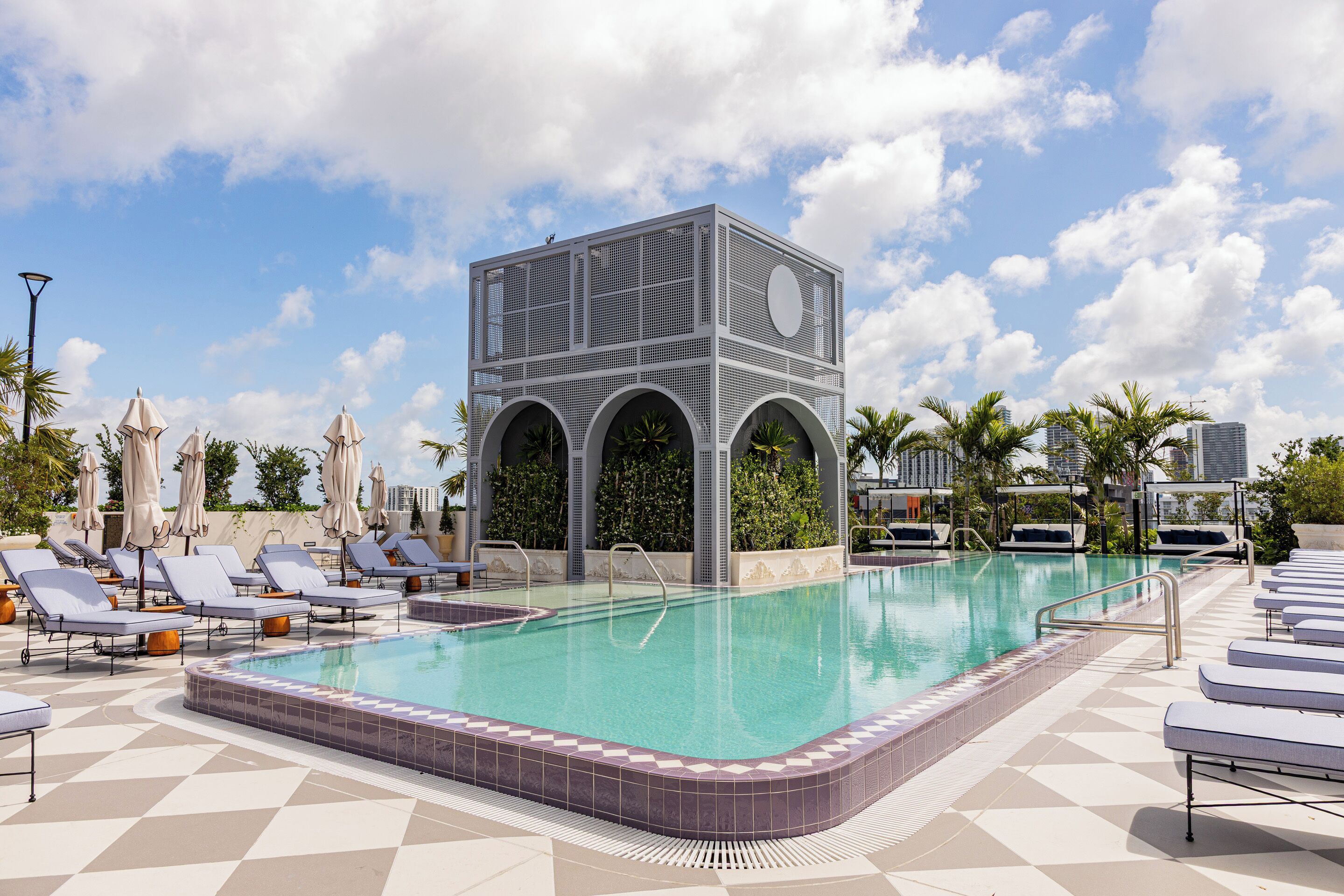 室外游泳池，06:00 至 19:00 开放，免费小屋，池畔遮阳伞