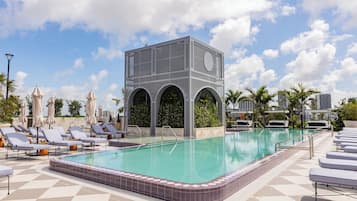 Una piscina al aire libre, cabañas de piscina gratuitas, sombrillas