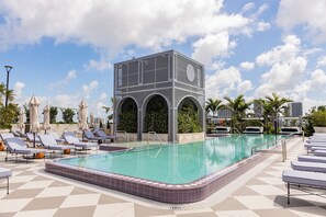 สระว่ายน้ำกลางแจ้ง เปิด 6:00 น. ถึง 19:00 น., คาบาน่าฟรี