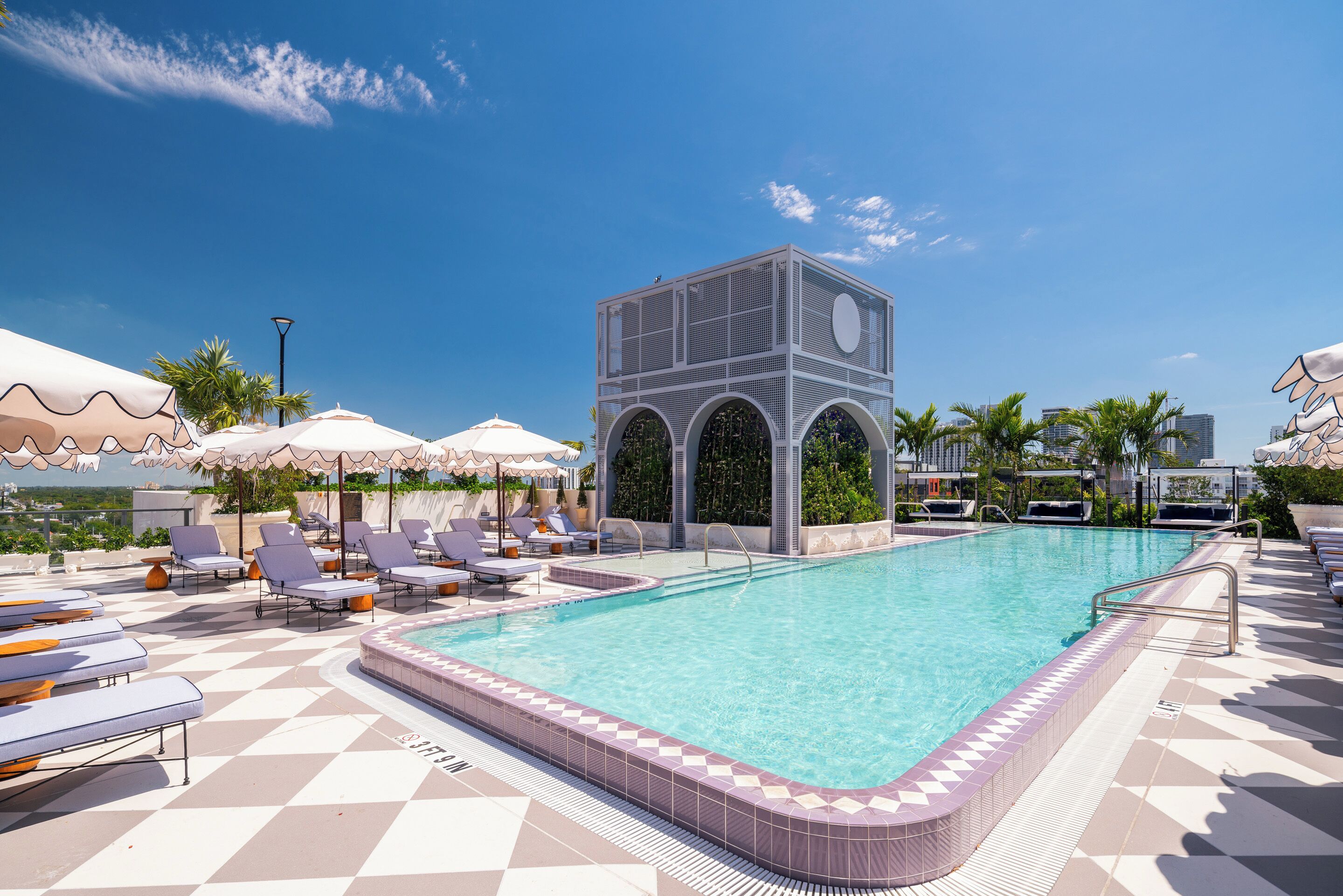 Una piscina al aire libre, camas de piscina gratis, sombrillas