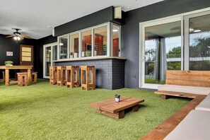 Outdoor dining - Jardins d'eden | turfed pool | 6min beach (Hollywood)