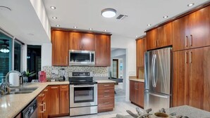 Coffee/tea maker, fridge, microwave, oven - Jardins d'eden | turfed pool | 6min beach (Hollywood)