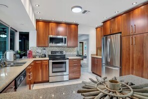 Coffee/tea maker, fridge, microwave, oven - Jardins d'eden | turfed pool | 6min beach (Hollywood)