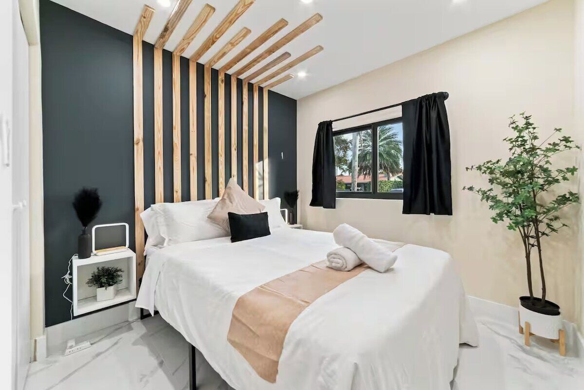 7 habitaciones, tabla de planchar con plancha y cuna de viaje 