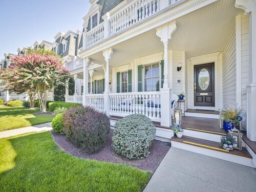 4BR Beach Block Condo w/ Pool Access