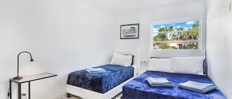 4 habitaciones, escritorio y tabla de planchar con plancha