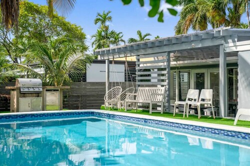 Casa luna | tropical pool | 8 mins to the Beach!
