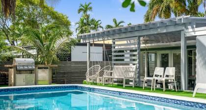 Casa luna | tropical pool | 8 mins to the Beach!