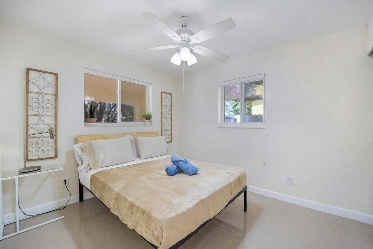 6 bedrooms, desk, iron/ironing board, free WiFi