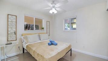 6 bedrooms, desk, iron/ironing board, free WiFi