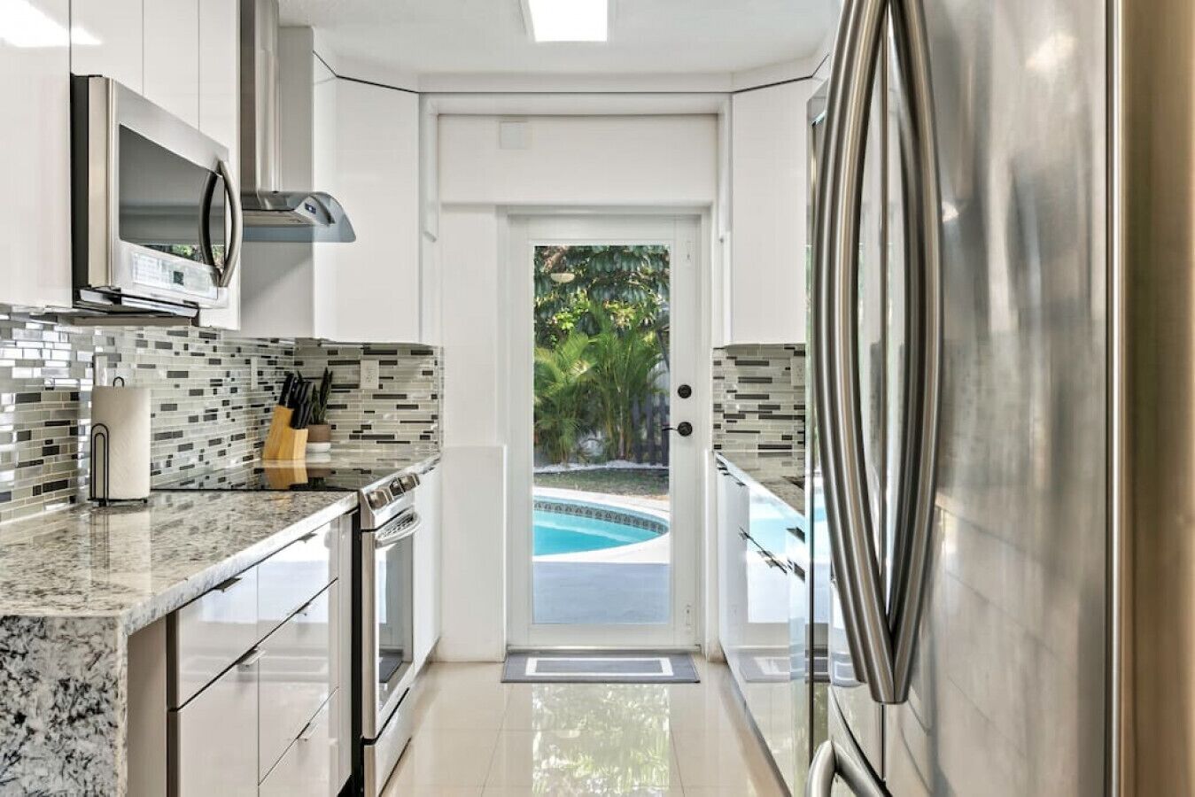 Geladeira, micro-ondas, fogão, cooktop