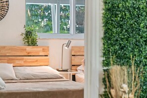 6 chambres, fer et planche à repasser