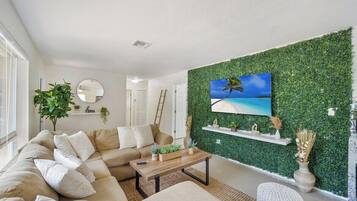 Smart TV, mesa de pingue-pongue, videoteca