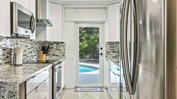 Refrigerador, microondas, horno, placa de cocina