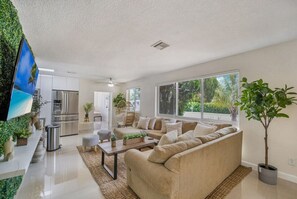 Unclassified image, 2 of 31, button - NEW Casa Maui I 10min to beach I Pool I 18 Sleeps (West Park)