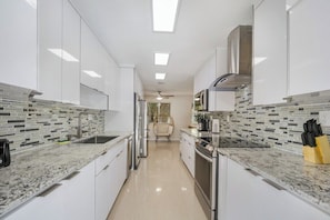 Refrigerador, microondas, horno, placa de cocina