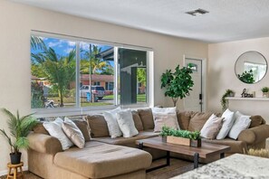 Unclassified image, 4 of 31, button - NEW Casa Maui I 10min to beach I Pool I 18 Sleeps (West Park)