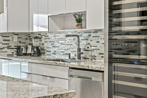 Unclassified image, 5 of 31, button - NEW Casa Maui I 10min to beach I Pool I 18 Sleeps (West Park)