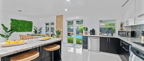 Réfrigérateur, four à micro-ondes, un four, surface de cuisson