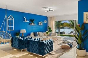 Living area - Casa santorini - waterfront w/ pool (Miami)