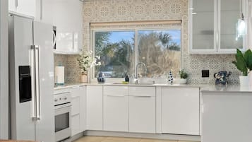 Micro-ondes, four, plaque de cuisson, lave-vaisselle