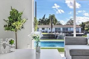 Pool - Waterfront villa | near beach | pool (Hollywood)