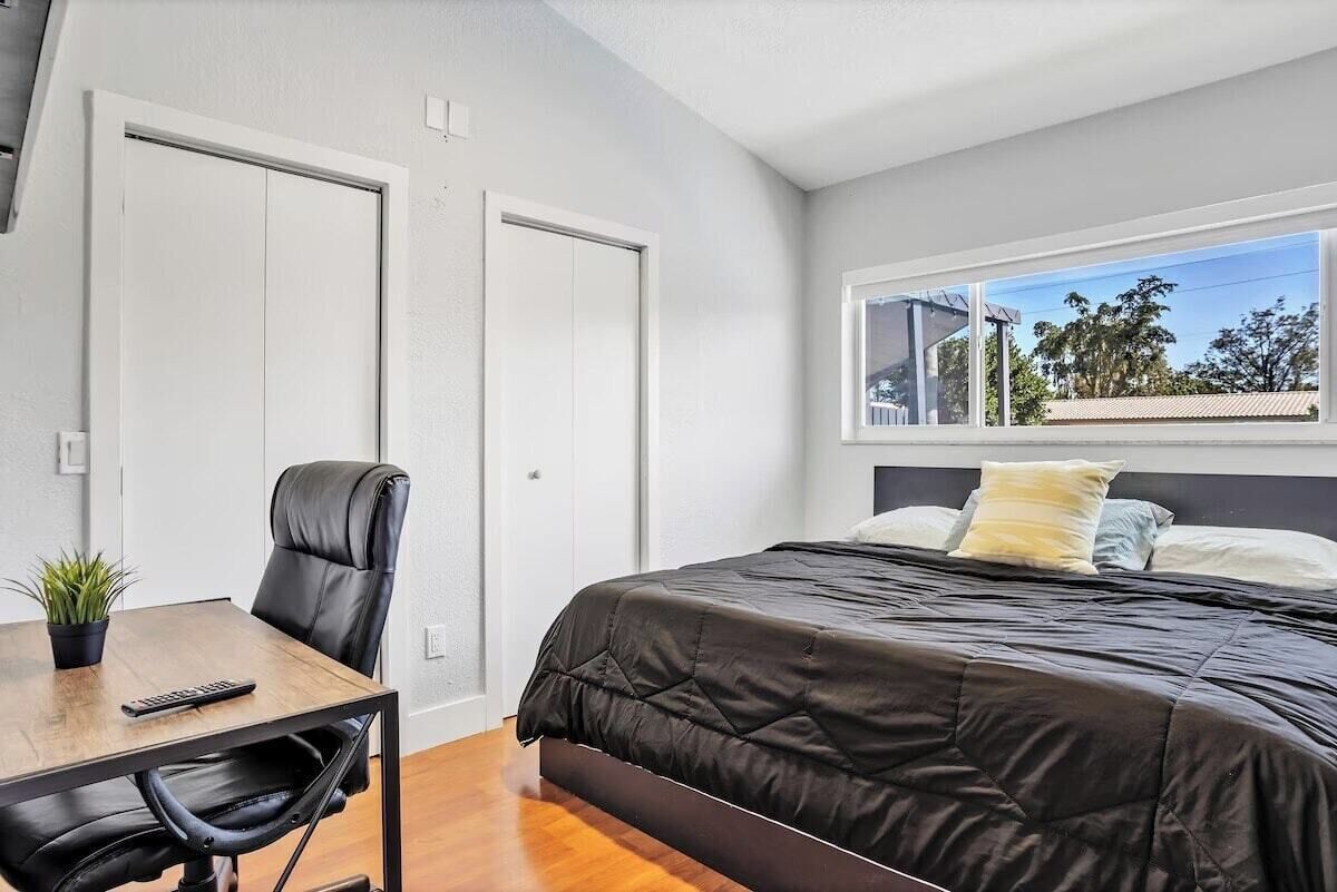 5 bedrooms, desk, iron/ironing board, free WiFi