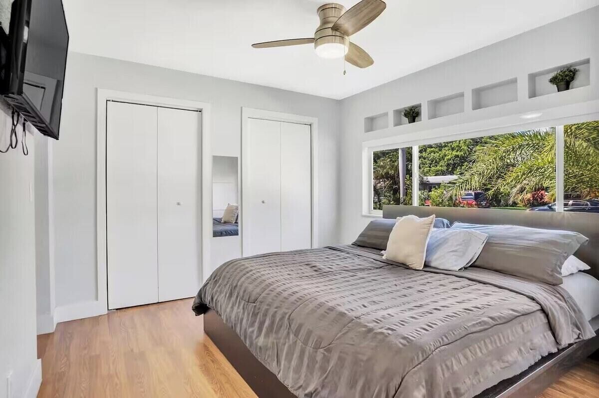 5 bedrooms, desk, iron/ironing board, free WiFi