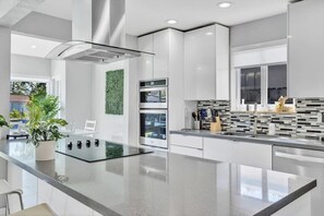 Réfrigérateur, four à micro-ondes, un four, surface de cuisson