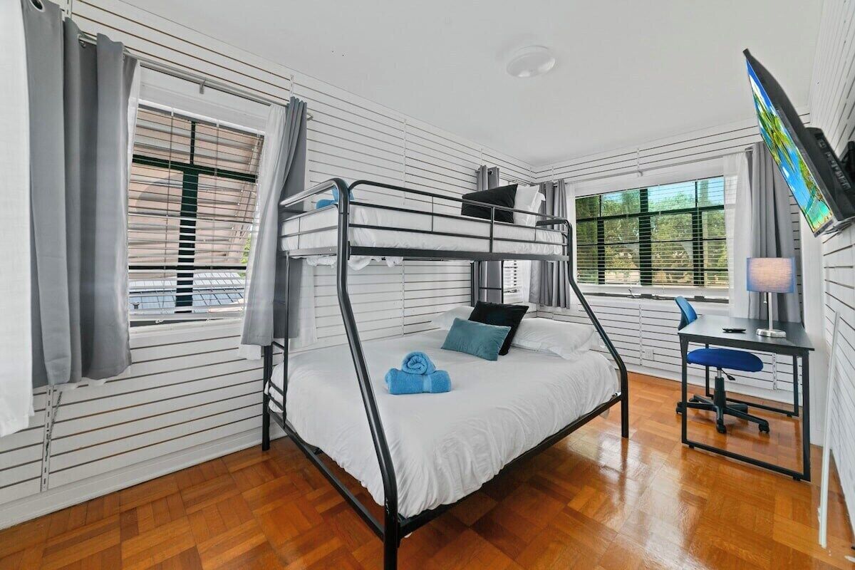 7 bedrooms, iron/ironing board, free WiFi