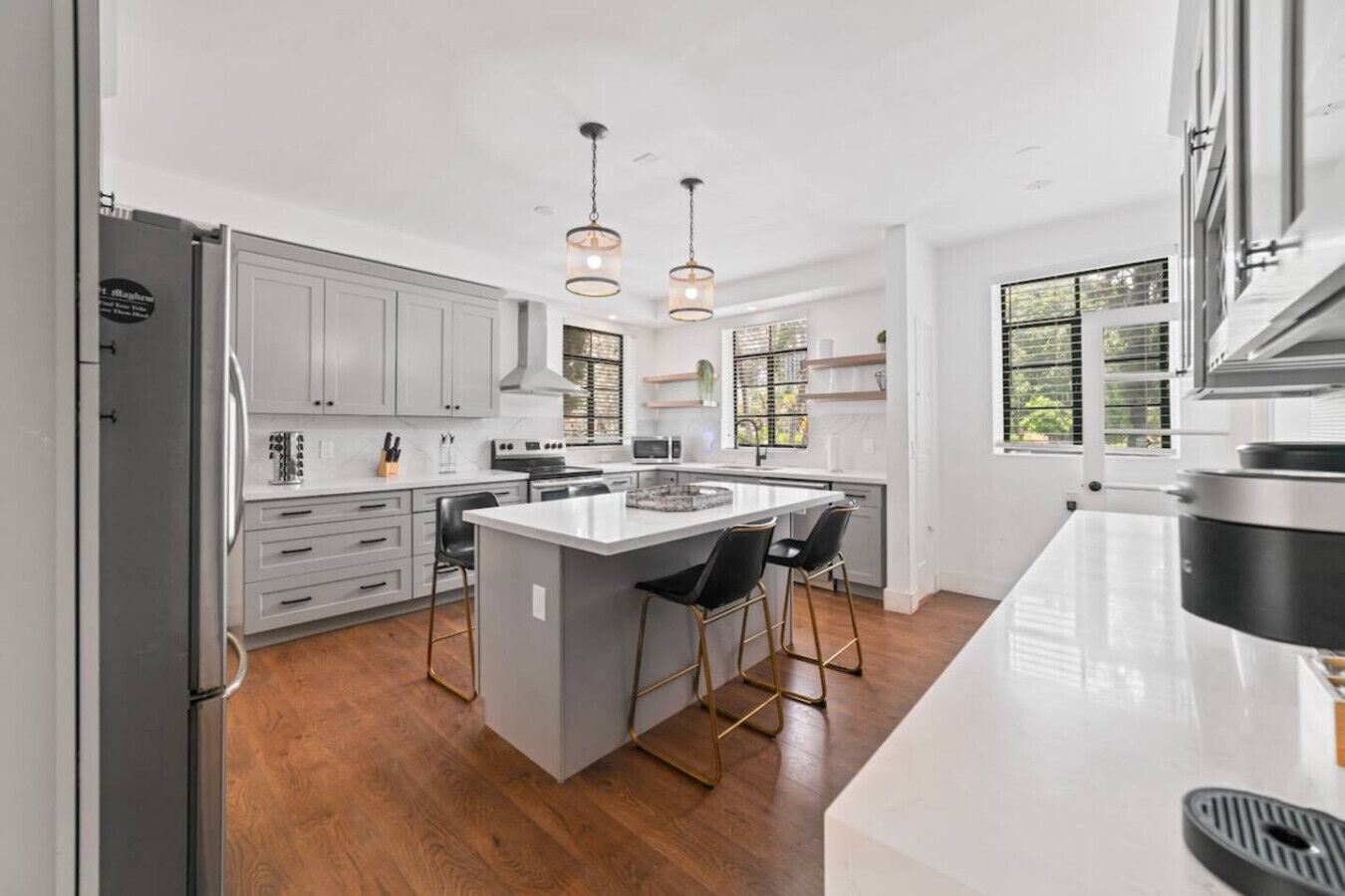 冷蔵庫、電子レンジ、オーブン、コンロ