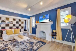 TV, fireplace, video library - Scale of art house | wynwood (Miami)
