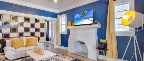 Televisión y chimenea