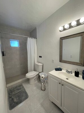 Haartrockner, Seife, Shampoo, Toilettenpapier