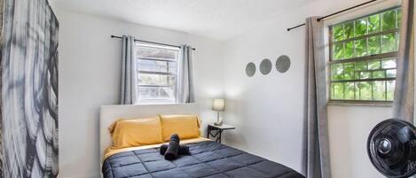 8 habitaciones y tabla de planchar con plancha