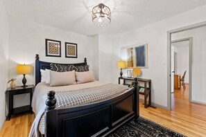 3 bedrooms, iron/ironing board, travel cot, WiFi - Private Pickleball Court, Hot Tub and Fire Pit (Arden)