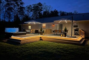 Outdoor dining - Private Pickleball Court, Hot Tub and Fire Pit (Arden)