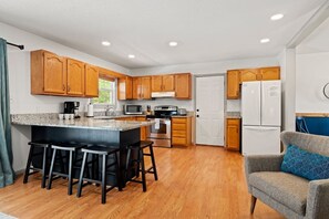Coffee/tea maker, fridge, microwave, oven - Private Pickleball Court, Hot Tub and Fire Pit (Arden)