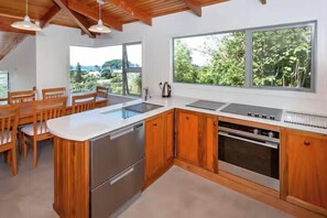 Microwave, oven, stovetop, dishwasher - Hosts on the Coast Hahei Views (Hahei)