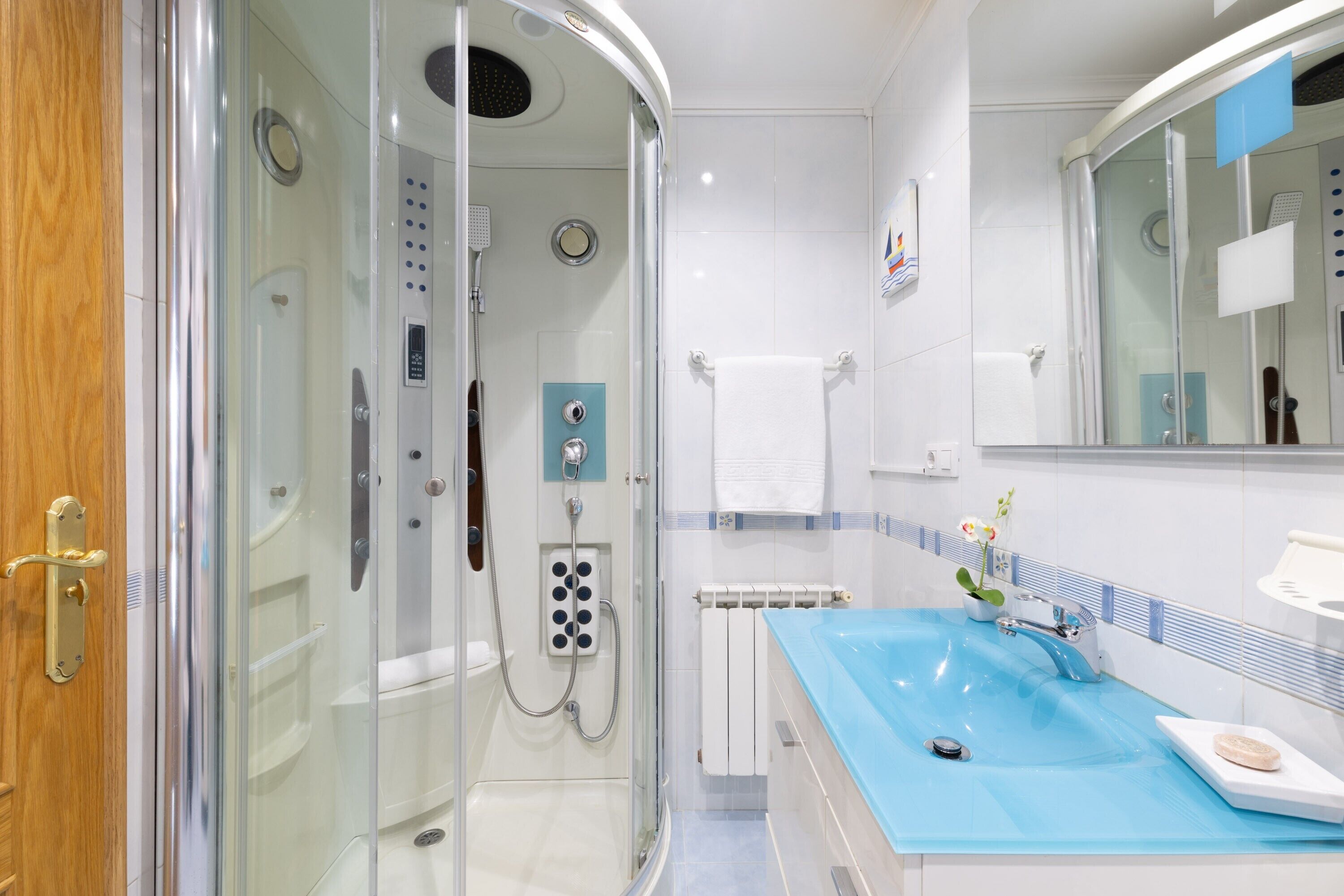 Een douche, een haardroger, handdoeken