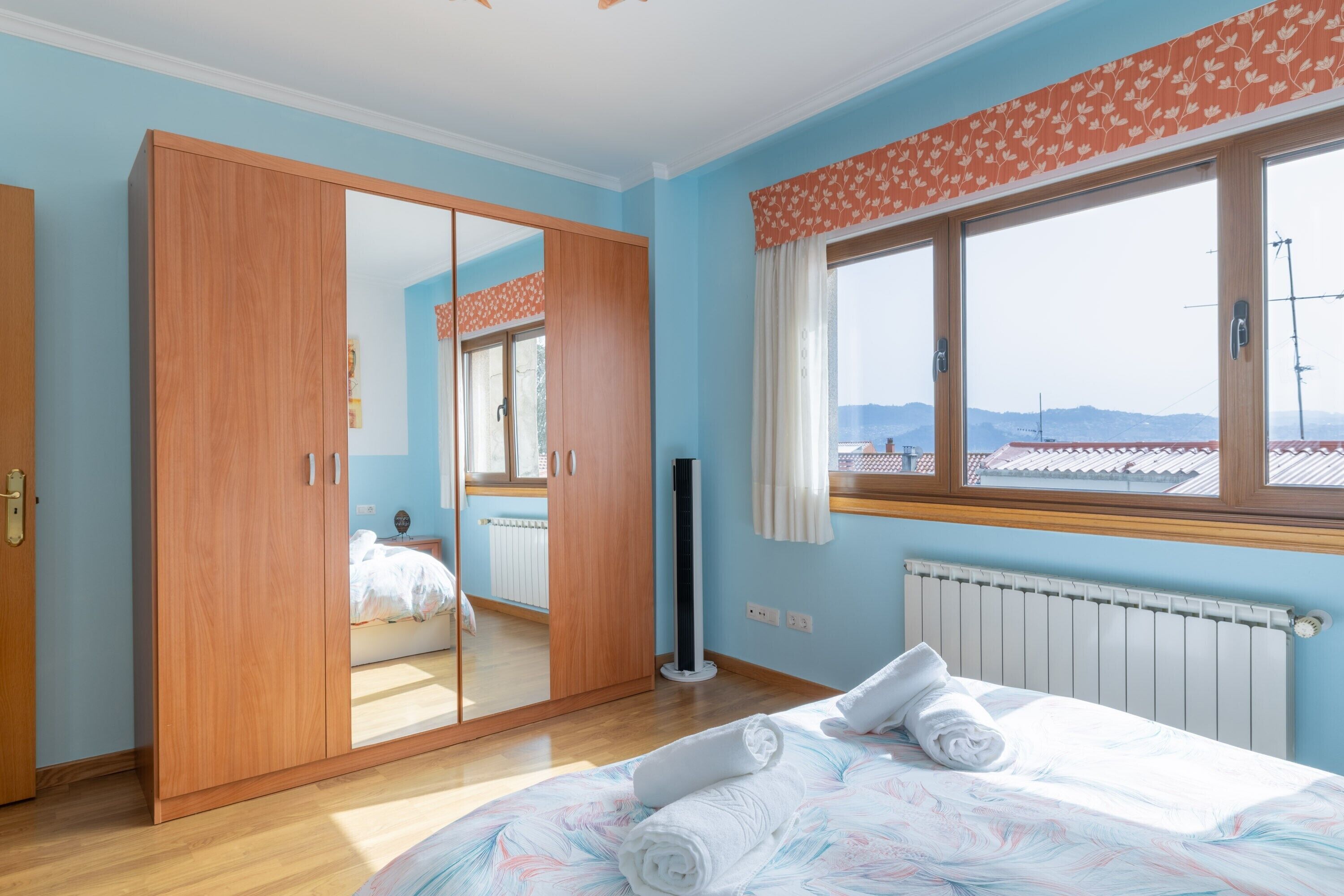 1 dormitorio, tabla de planchar con plancha, wifi y ropa de cama