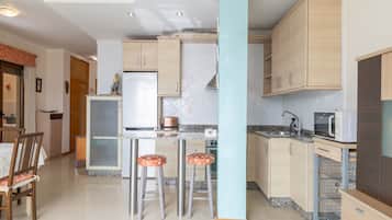 Frigorífico, microondas, horno y placa de cocina
