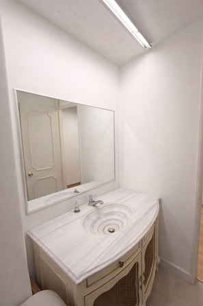 A bathroom with a white vanity, a large mirror, and a light fixture on the ceiling. - Polanco World Cup Stay | 3BR w/ Balcony (Ciudad de México)