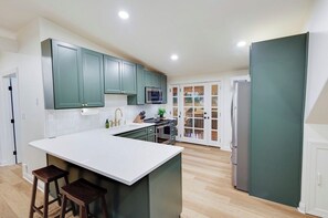 Microondas, horno, parrilla de estufa y lavavajillas 